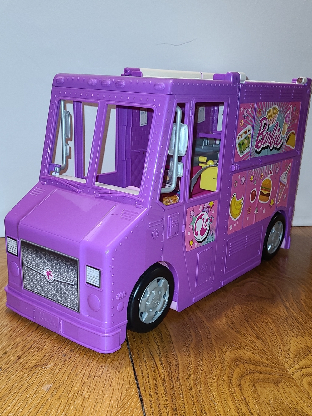 Mattel Barbie Fresh Fun Food Truck .Very Good Condition.Almost All Play Pieces